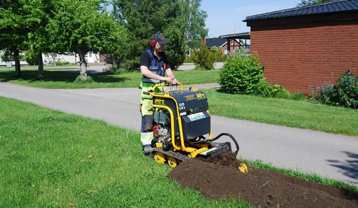 AFTraction — Pedestrian self-propelled trencher for small-scale projects